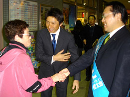 荻原参議院議員も駆けつけて、 いそもと候補と駅立ち 